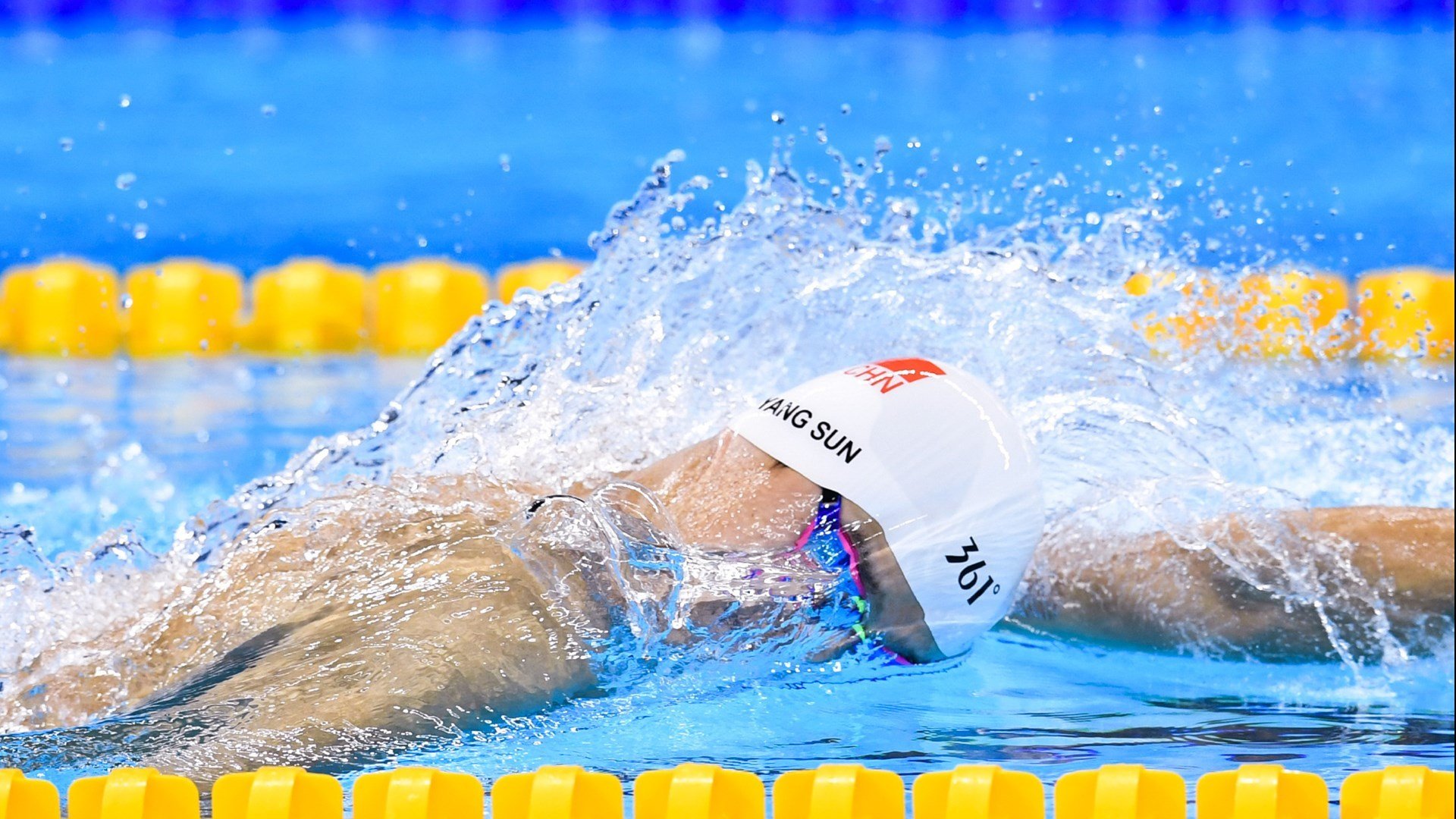 洛杉矶快船常规赛横扫武汉三镇,高芙砍下12记关键球,全场沸腾